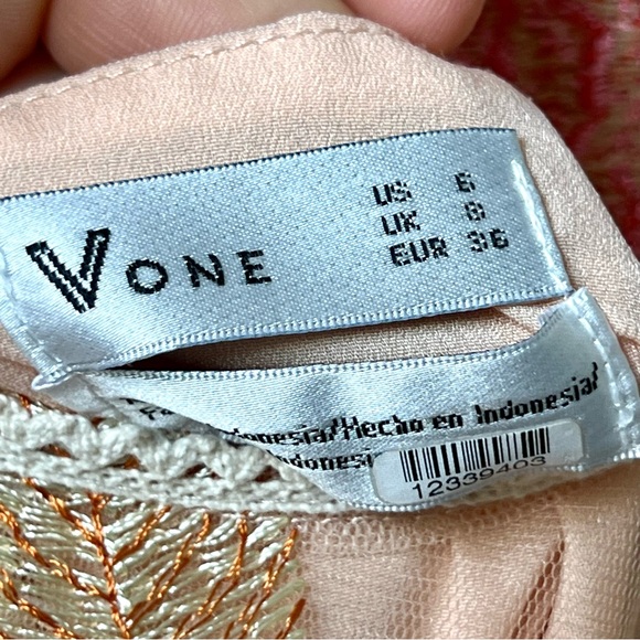 VONE Embroidered Floral Sleeveless Sheer Lelan Peplum Blouse—SZ. 6 - Picture 7 of 16